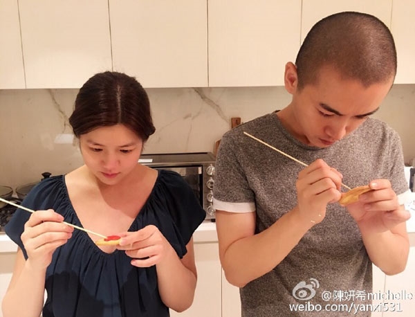 Bầu bí nhưng Trần Nghiên Hy không quên khoe ảnh tình cảm của 2 vợ chồng