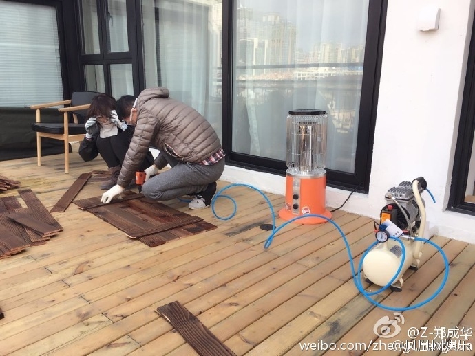 Lần đầu lộ diện sau 2 tháng, Trịnh Sảng ngại ngùng che kín mặt