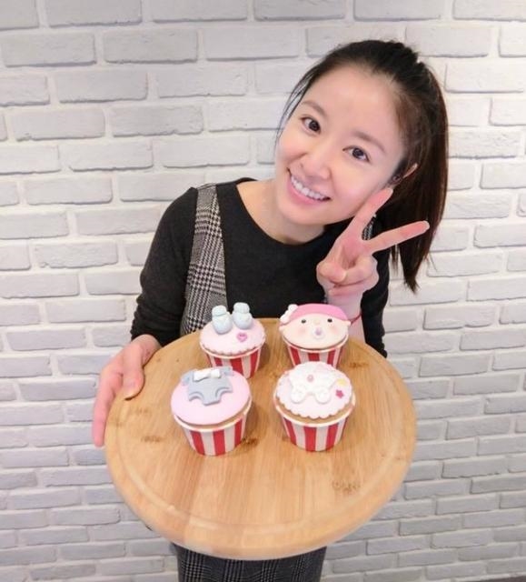 Khéo léo giấu bụng bầu 7 tháng, Lâm Tâm Như gầy teo trong bộ ảnh mới
