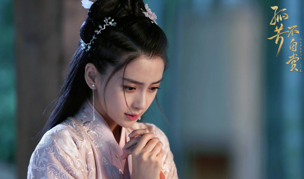 Bầu bì vẫn cưỡi ngựa đóng phim, AngelaBaby khiến mọi người phải hết hồn