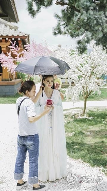 Bầu bì vẫn cưỡi ngựa đóng phim, AngelaBaby khiến mọi người phải hết hồn
