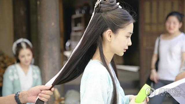 Bầu bì vẫn cưỡi ngựa đóng phim, AngelaBaby khiến mọi người phải hết hồn