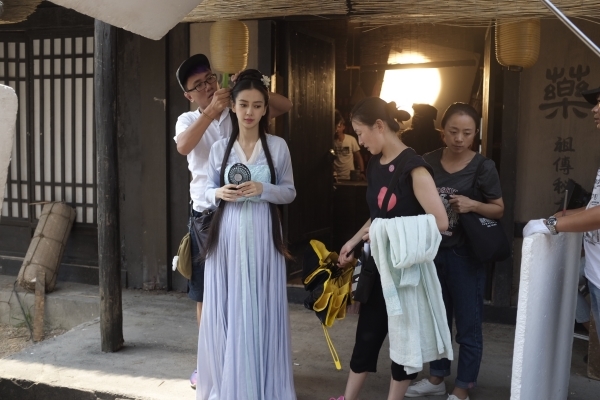 Bầu bì vẫn cưỡi ngựa đóng phim, AngelaBaby khiến mọi người phải hết hồn