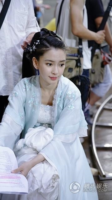 Bầu bì vẫn cưỡi ngựa đóng phim, AngelaBaby khiến mọi người phải hết hồn