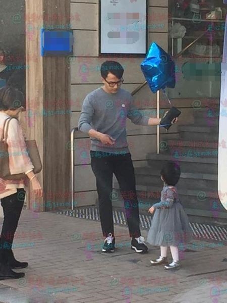 3 năm ngày cưới Lưu Khải Uy một mình chăm con, Dương Mịch lại xa nhà