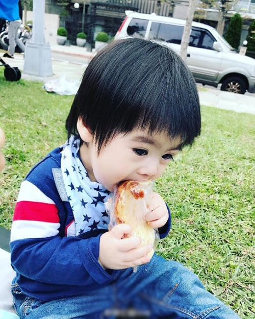 Lần đầu đi dã ngoại, cặp sinh đôi nhà Lâm Chí Dĩnh cười tít mắt