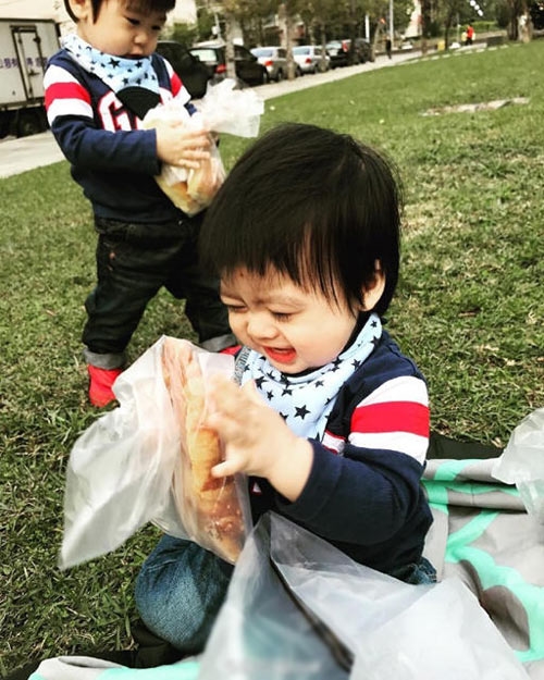 Lần đầu đi dã ngoại, cặp sinh đôi nhà Lâm Chí Dĩnh cười tít mắt