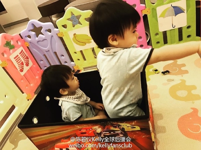 Lần đầu đi dã ngoại, cặp sinh đôi nhà Lâm Chí Dĩnh cười tít mắt