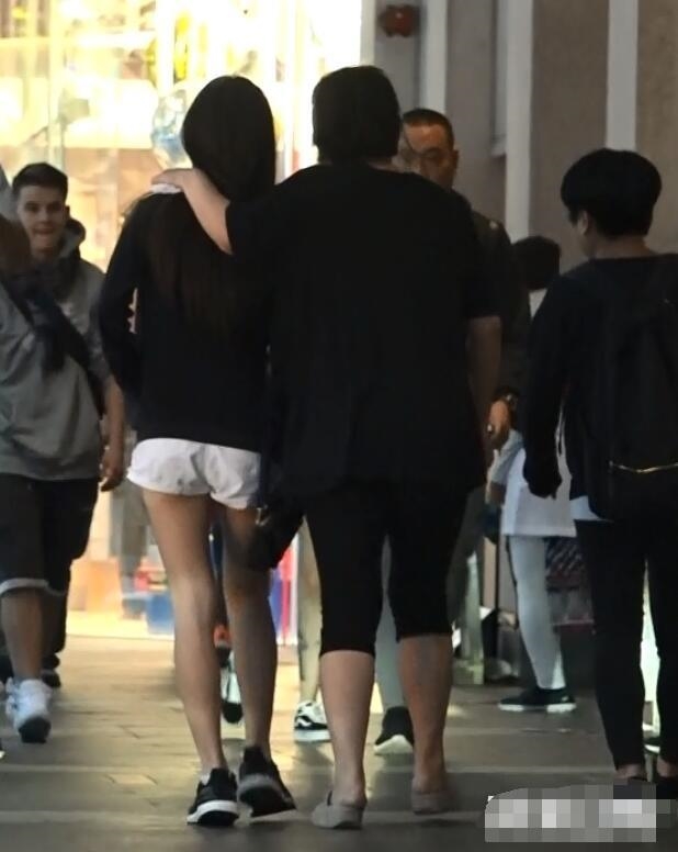 Cô con gái 13 tuổi của Lý Liên Kiệt gây bão vì quá cao ráo và xinh đẹp