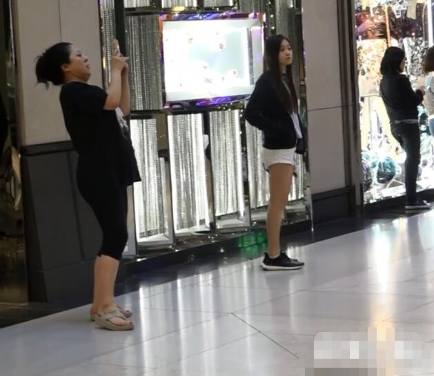 Cô con gái 13 tuổi của Lý Liên Kiệt gây bão vì quá cao ráo và xinh đẹp