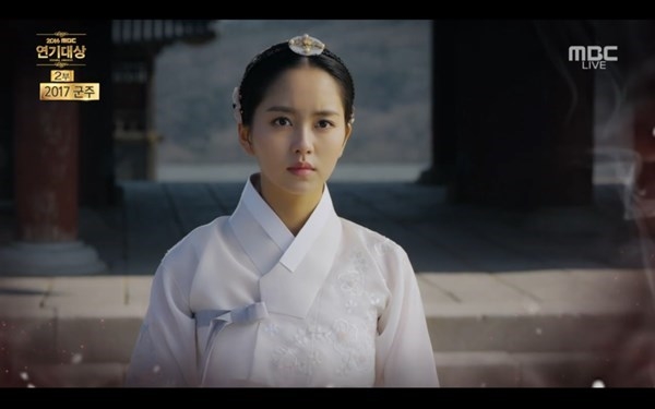 Kim So Hyun ra dáng 'nữ thần cổ trang' từ thời bé tí