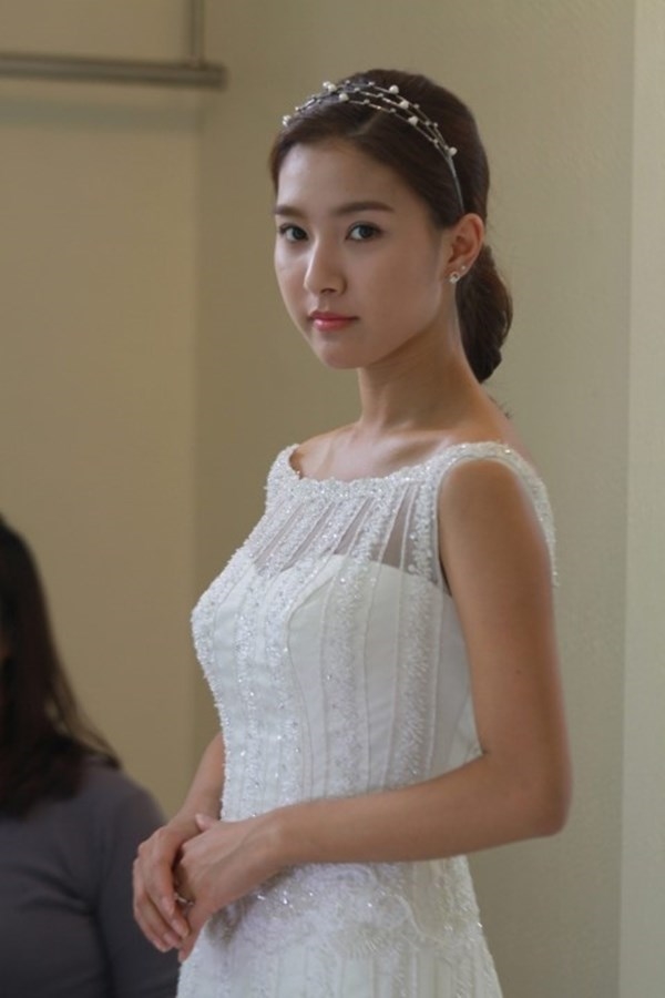 Những tạo hình cô dâu xinh đẹp của nàng 'cháo' Kim So Eun