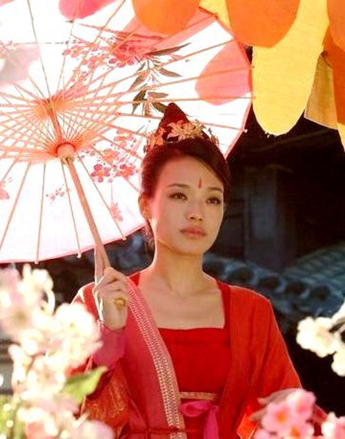Khi mỹ nhân Hoa ngữ càng thêm thướt tha, yểu điệu dưới bóng dù