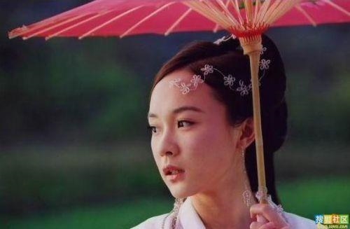 Khi mỹ nhân Hoa ngữ càng thêm thướt tha, yểu điệu dưới bóng dù