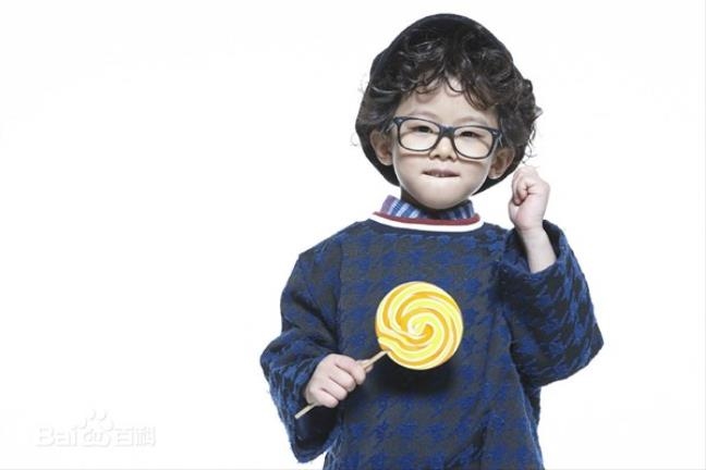 Con trai của Dương Mịch, Lưu Diệc Phi và Angelababy so bì vẻ đáng yêu Con trai cua Duong Mich, Luu Diec Phi va Angelababy so bi ve dang yeu