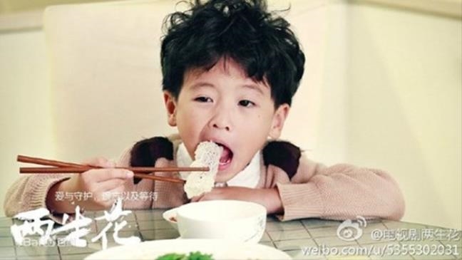 Con trai của Dương Mịch, Lưu Diệc Phi và Angelababy so bì vẻ đáng yêu Con trai cua Duong Mich, Luu Diec Phi va Angelababy so bi ve dang yeu