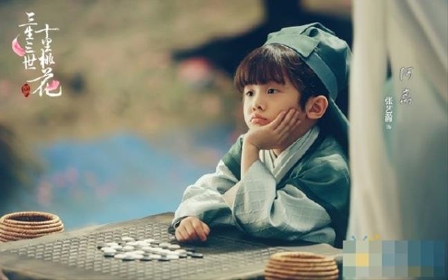 Con trai của Dương Mịch, Lưu Diệc Phi và Angelababy so bì vẻ đáng yêu Con trai cua Duong Mich, Luu Diec Phi va Angelababy so bi ve dang yeu