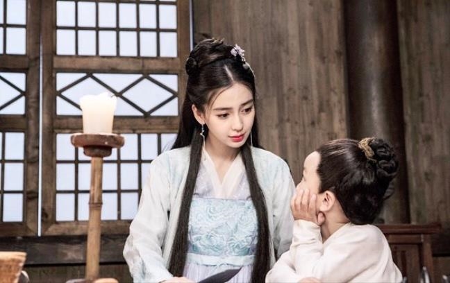Con trai của Dương Mịch, Lưu Diệc Phi và Angelababy so bì vẻ đáng yêu Con trai cua Duong Mich, Luu Diec Phi va Angelababy so bi ve dang yeu