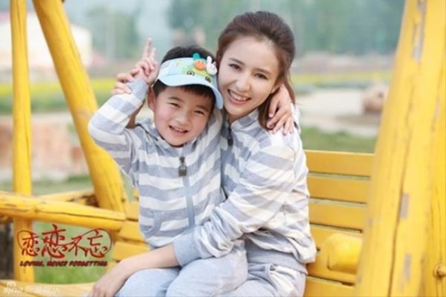 Con trai của Dương Mịch, Lưu Diệc Phi và Angelababy so bì vẻ đáng yêu Con trai cua Duong Mich, Luu Diec Phi va Angelababy so bi ve dang yeu