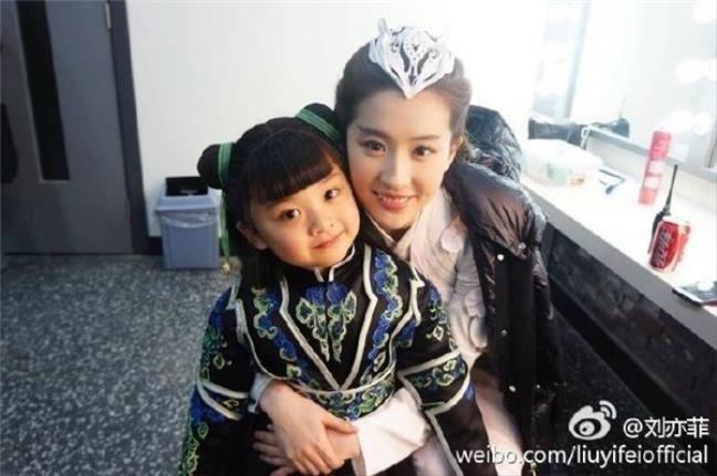 Con trai của Dương Mịch, Lưu Diệc Phi và Angelababy so bì vẻ đáng yêu