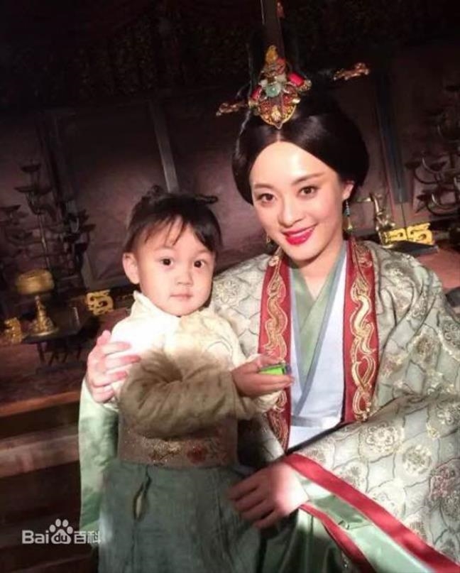 Con trai của Dương Mịch, Lưu Diệc Phi và Angelababy so bì vẻ đáng yêu Con trai cua Duong Mich, Luu Diec Phi va Angelababy so bi ve dang yeu