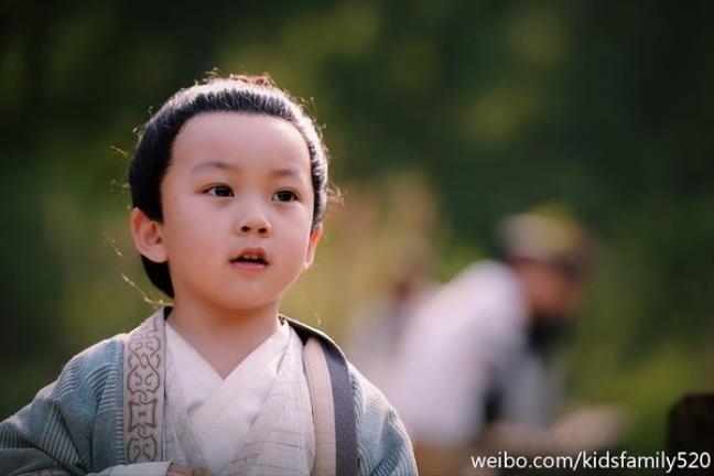 Con trai của Dương Mịch, Lưu Diệc Phi và Angelababy so bì vẻ đáng yêu Con trai cua Duong Mich, Luu Diec Phi va Angelababy so bi ve dang yeu