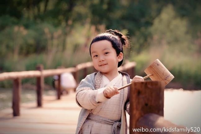 Con trai của Dương Mịch, Lưu Diệc Phi và Angelababy so bì vẻ đáng yêu Con trai cua Duong Mich, Luu Diec Phi va Angelababy so bi ve dang yeu