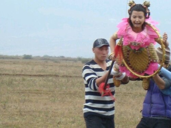 'Cười vỡ bụng' với ảnh hậu trường hài hước của phim Hoa ngữ