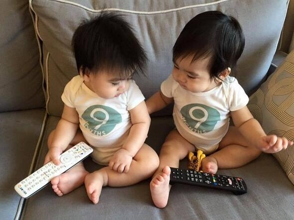 Năm con Gà, cặp sinh đôi nhà Lâm Chí Dĩnh hóa thân thành Sư Tử chúc tết fan