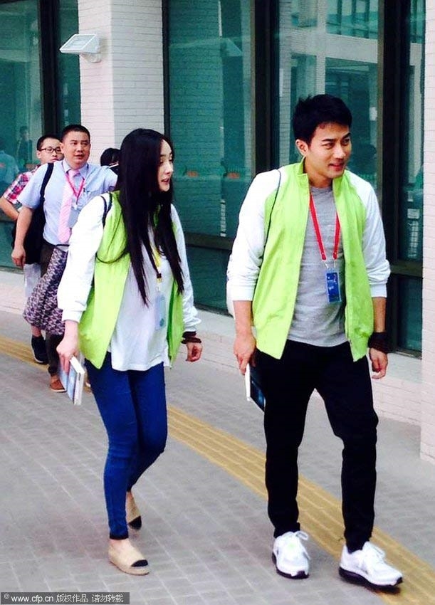 Ngày tết, Dương Mịch và Lưu Khải Uy dắt con gái Gạo Nếp Nhỏ đi mua sắm
