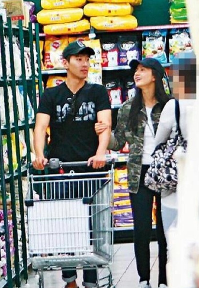 'Dạ Hoa' Triệu Hựu Đình khiến fan dậy sóng vì loạt hành động ngọt ngào dành cho vợ