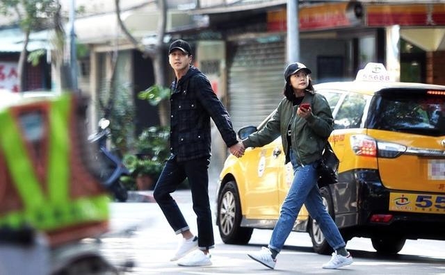 'Dạ Hoa' Triệu Hựu Đình khiến fan dậy sóng vì loạt hành động ngọt ngào dành cho vợ