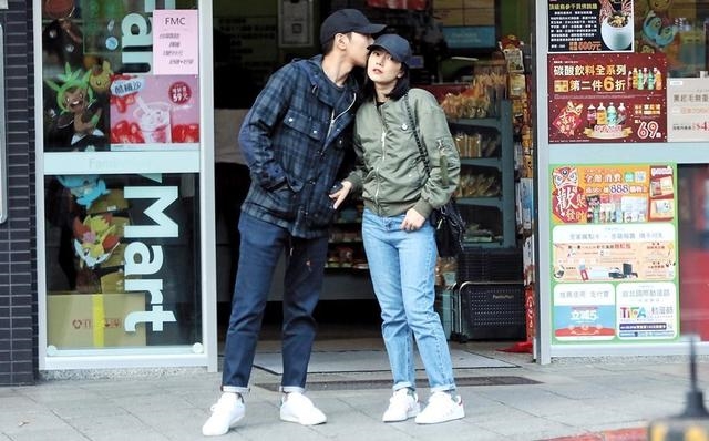 'Dạ Hoa' Triệu Hựu Đình khiến fan dậy sóng vì loạt hành động ngọt ngào dành cho vợ