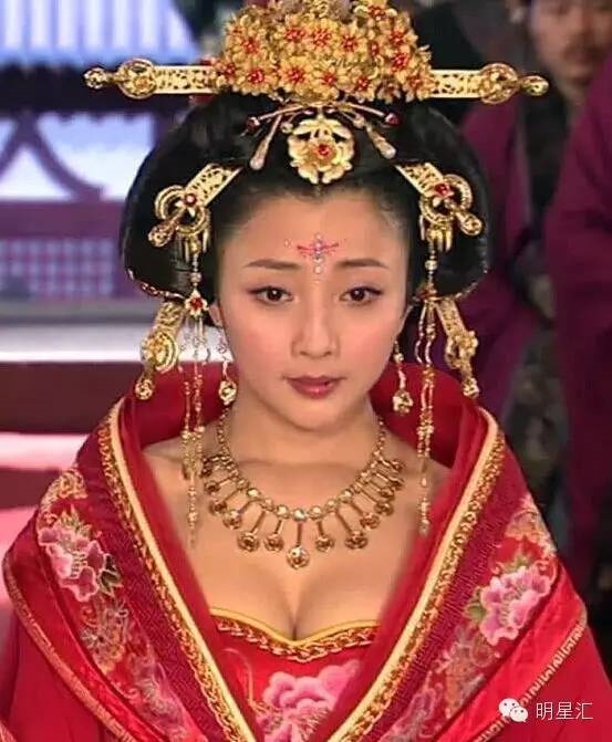 Khi mỹ nhân Hoa ngữ khiến khán giả ngộp thở vì váy áo cổ trang thời Đường