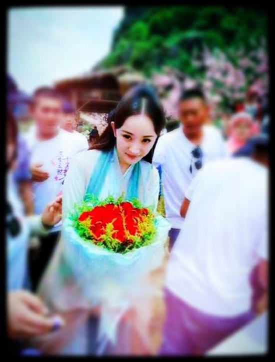 Ảnh hậu trường hài hước trong phim cổ trang đang gây sốt của Dương Mịch