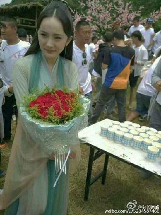Ảnh hậu trường hài hước trong phim cổ trang đang gây sốt của Dương Mịch