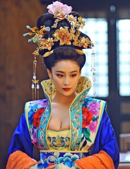 Khi mỹ nhân Hoa ngữ khiến khán giả ngộp thở vì váy áo cổ trang thời Đường