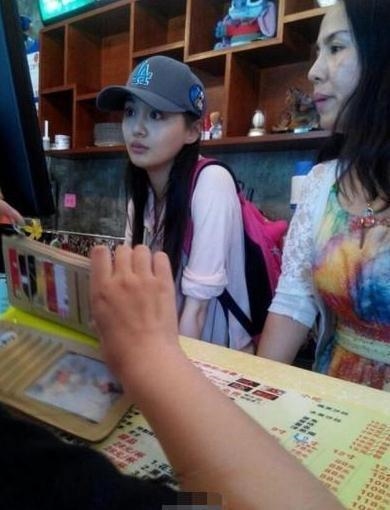 Trịnh Sảng gây sốt vì loạt ảnh tự bán hàng, quét dọn tiệm ăn gia đình