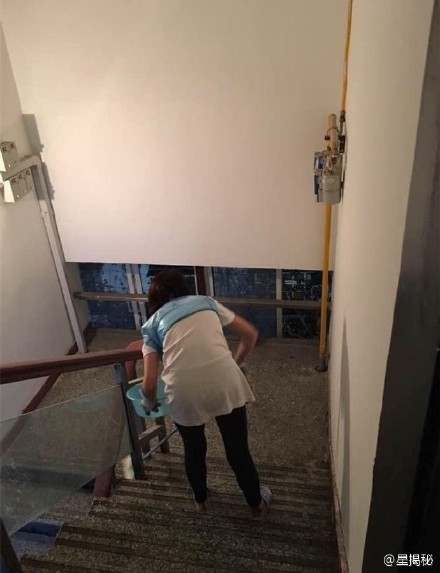 Trịnh Sảng gây sốt vì loạt ảnh tự bán hàng, quét dọn tiệm ăn gia đình