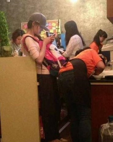 Trịnh Sảng gây sốt vì loạt ảnh tự bán hàng, quét dọn tiệm ăn gia đình