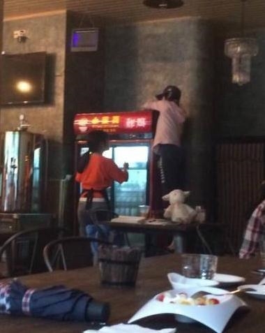 Trịnh Sảng gây sốt vì loạt ảnh tự bán hàng, quét dọn tiệm ăn gia đình