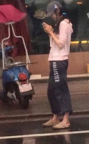 Trịnh Sảng gây sốt vì loạt ảnh tự bán hàng, quét dọn tiệm ăn gia đình