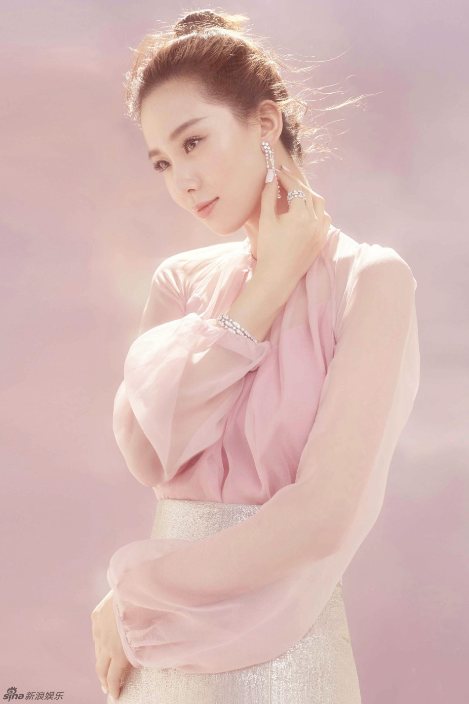 Lưu Thi Thi ngày càng xinh đẹp hơn sau khi cưới, hóa tiên nữ trong bộ ảnh mới