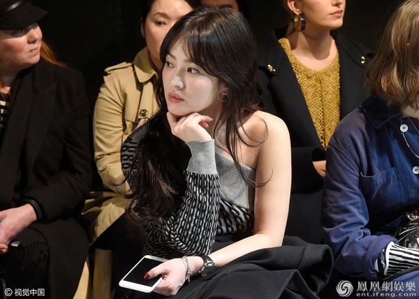 nuc long ve dep cua song hye kyo tai su kien quoc te - 5