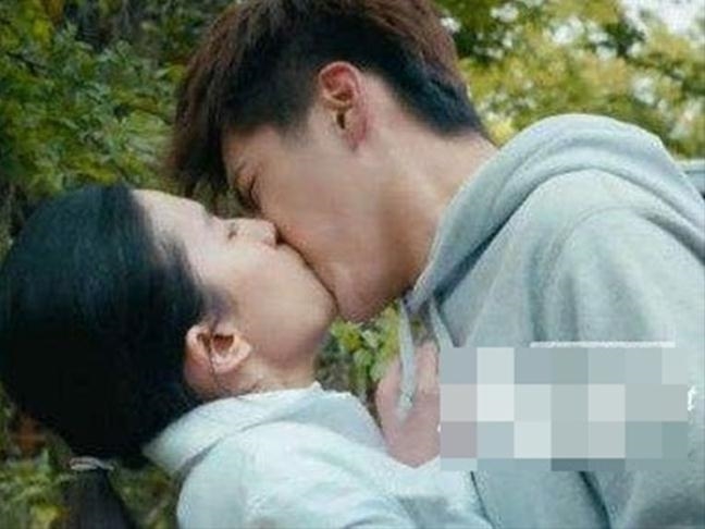 Những màn 'cưỡng hôn' gây sốc của đại mỹ nhân Dương Mịch, Phạm Băng Băng...
