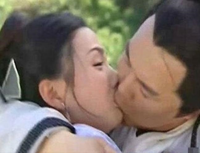 Những màn 'cưỡng hôn' gây sốc của đại mỹ nhân Dương Mịch, Phạm Băng Băng...