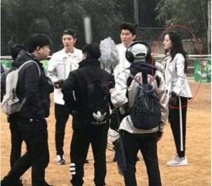 Rộ tin Địch Lệ Nhiệt Ba đang gặp khó khăn vì lạc lõng ở Hurry Up Brothers?