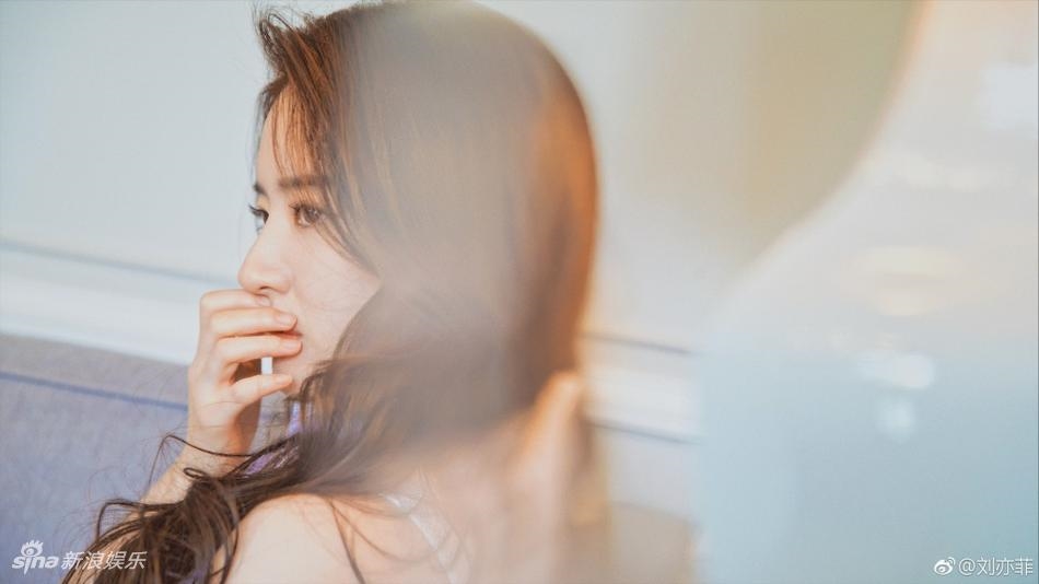 Lưu Diệc Phi đẹp đến ngộp thở trong loạt ảnh mới trên giường