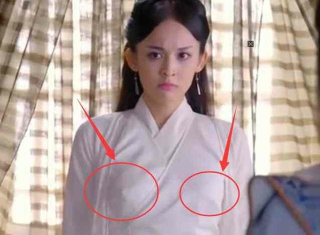 'Mỹ nữ Tân Cương' Cổ Lực Na Trát bị ném đá vì không mặc nội y đóng phim