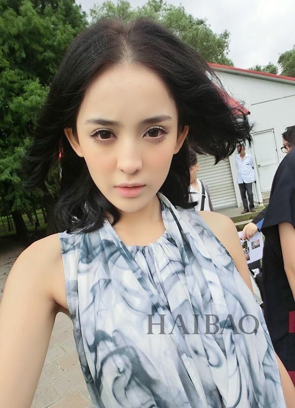 'Mỹ nữ Tân Cương' Cổ Lực Na Trát bị ném đá vì không mặc nội y đóng phim